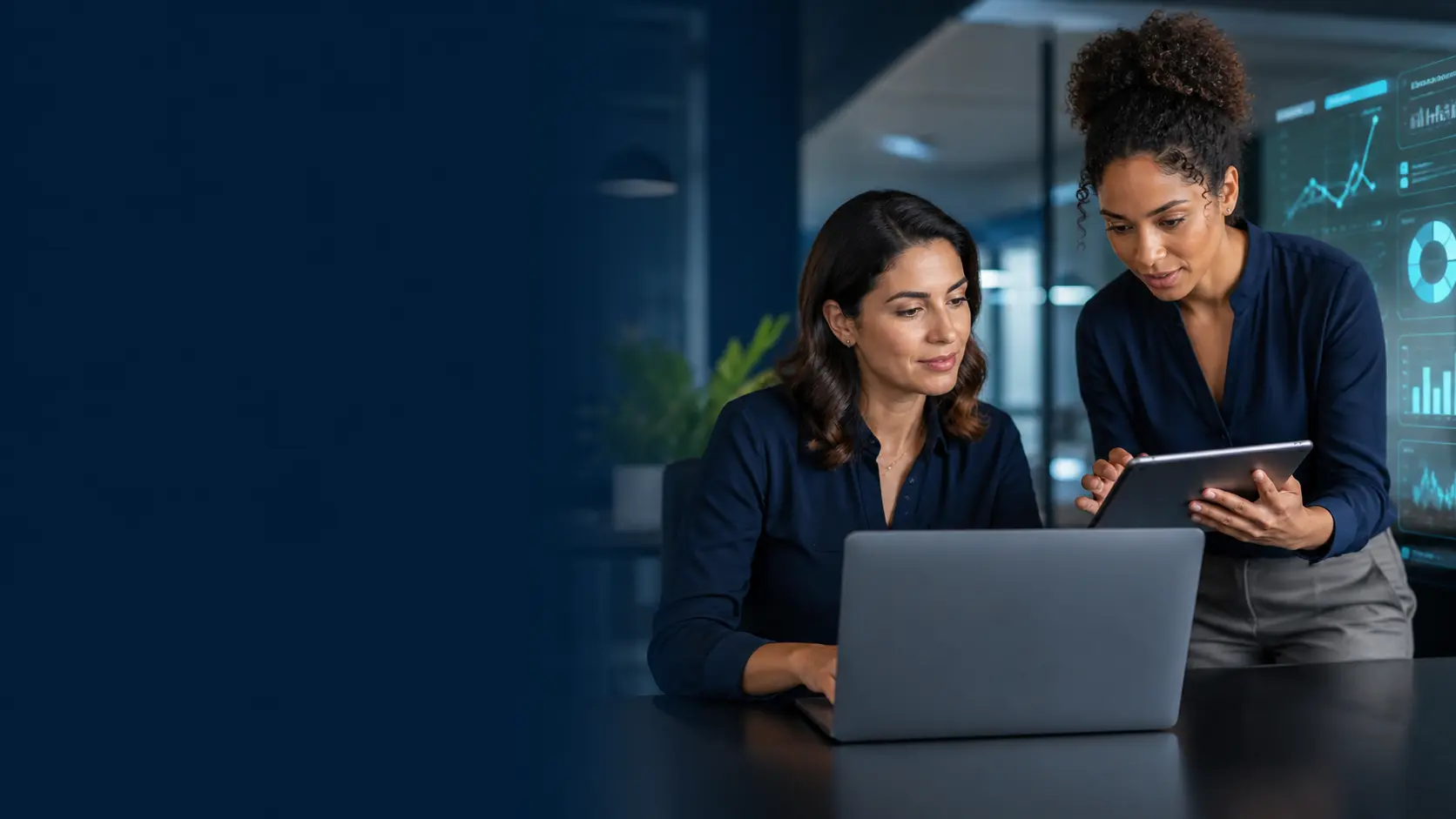 Empreendedora e especialista acompanhando a rotina financeira por notebook e tablet
